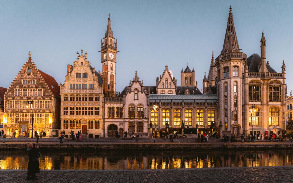 Foto door Dylan Chan: https://www.pexels.com/nl-nl/foto/iconische-middeleeuwse-architectuur-langs-de-waterkant-in-gent-30427221/